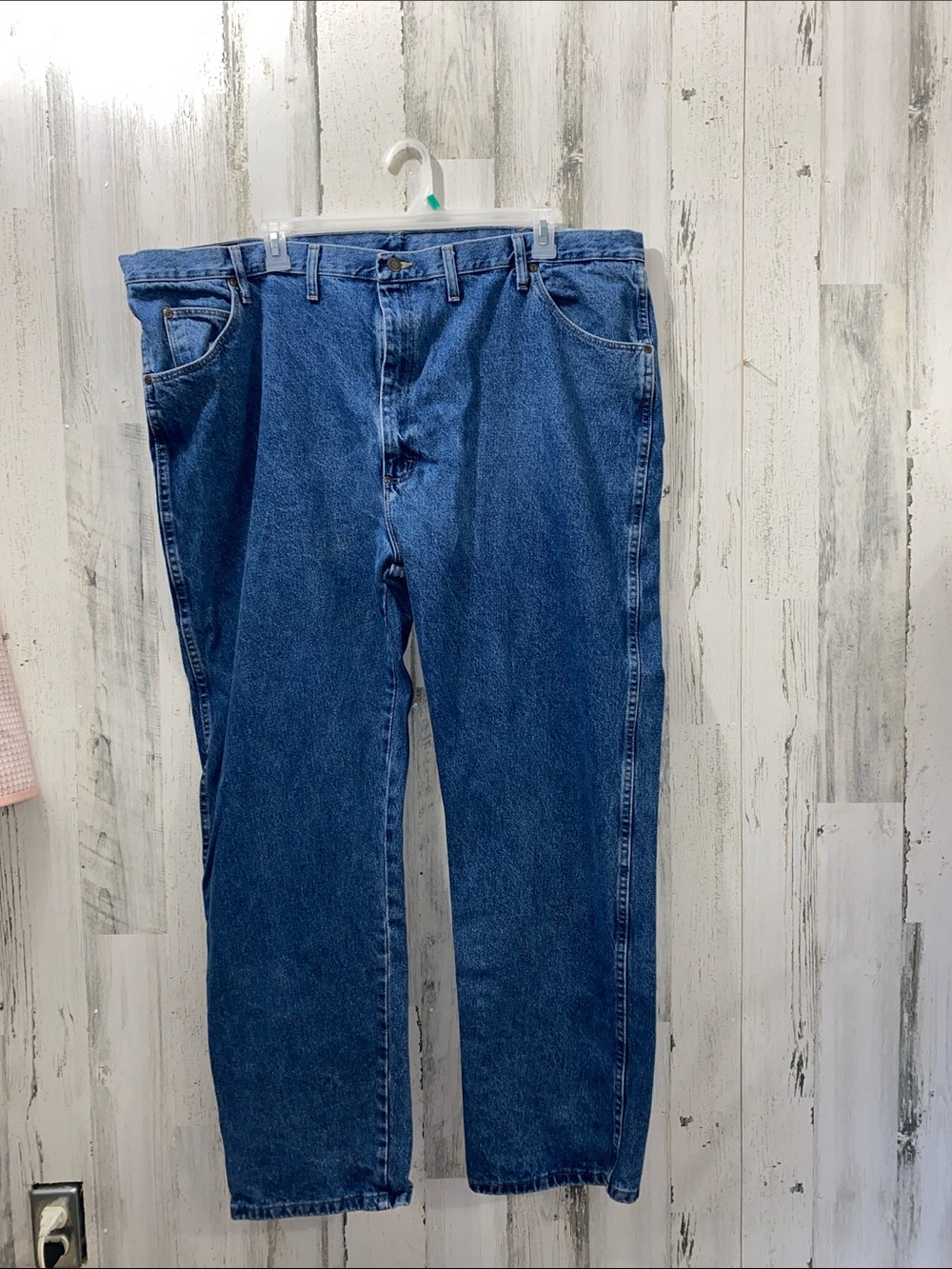 0618 Wrangler Men's Classic Straight-Leg Blue Jeans